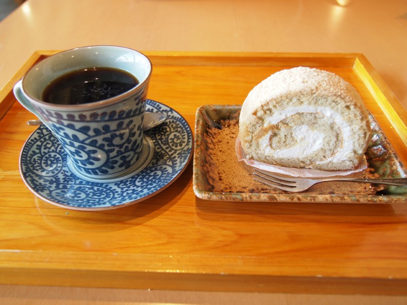 そば粉が入った生地で作られたロールケーキ